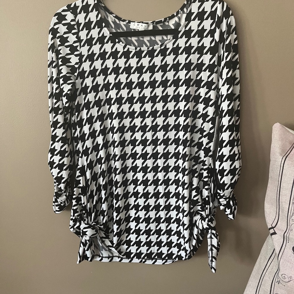 CHAUS BLACK AND WHITE HOUNDSTOOTH TOP